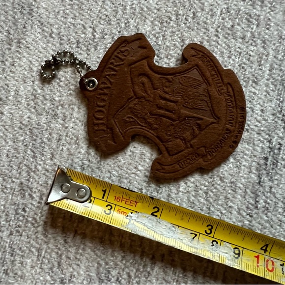 Harry Potter Hogwarts Brown Leather Style Keychain - Picture 4 of 4